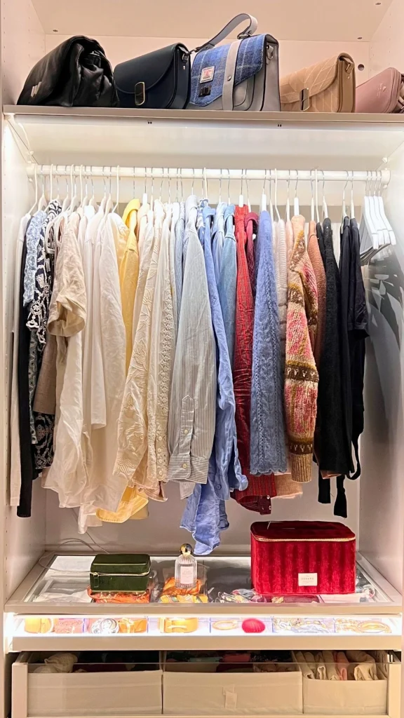 Garderoba z uporządkowanym systemem przechowywania ubrań i dodatków, dopasowanym do codziennego użytkowania.